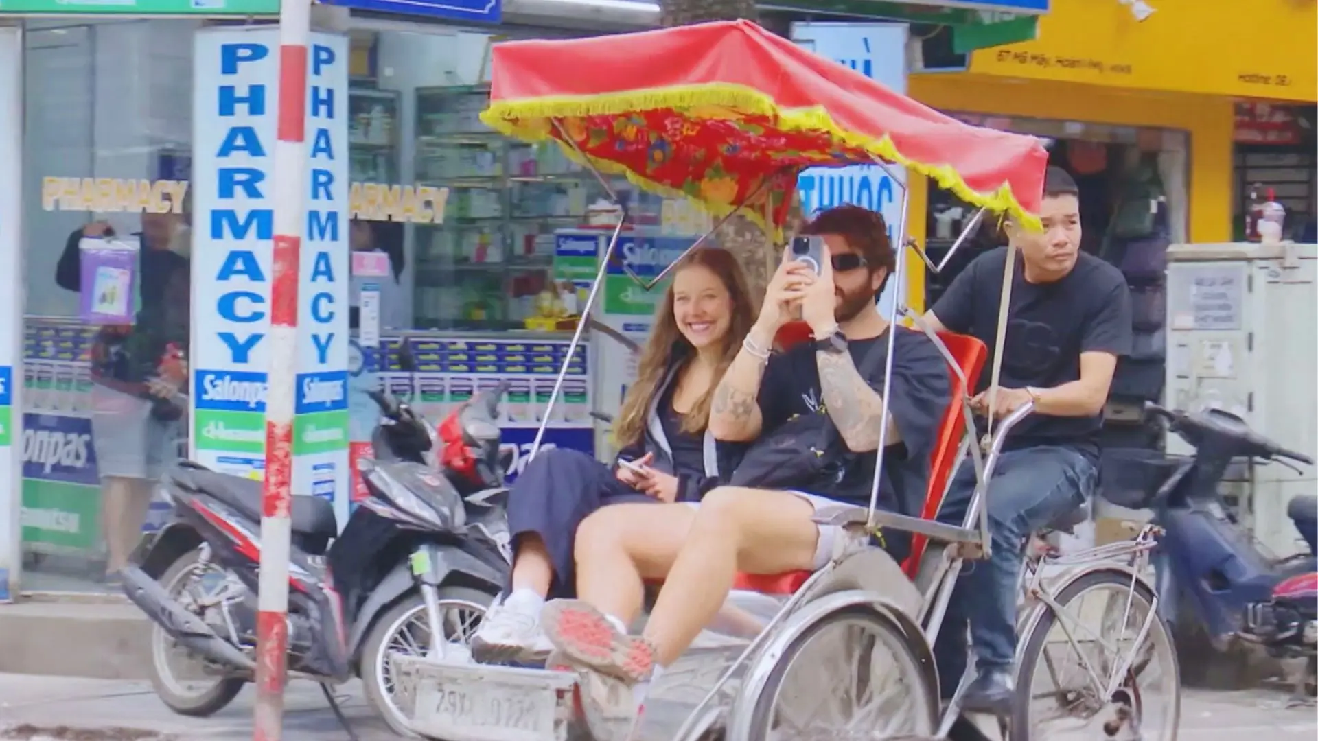 Người nước ngoài trải nghiệm đón năm mới 2026 tại Hà Nội